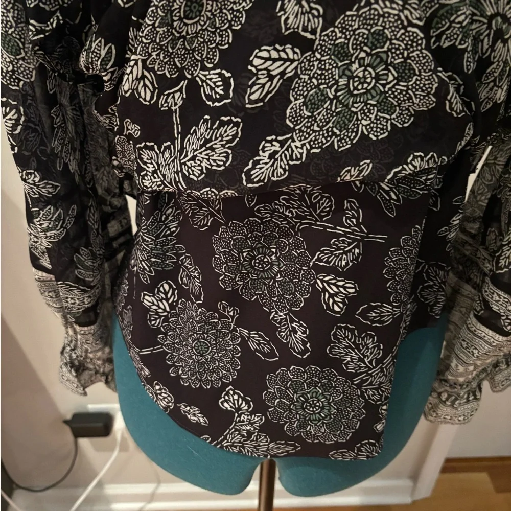 Veronica Beard Black and White Floral Blouse, silk overlay with ruffles, 4 - Picture 6 of 11